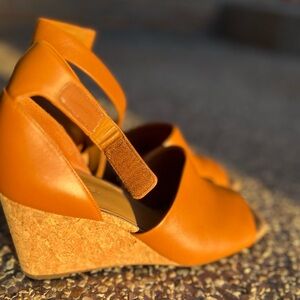 VINCE - Leather, Tan Wedge Sandals